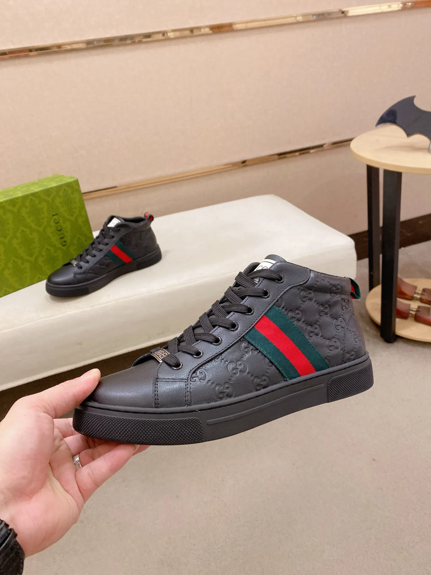 Factory price: 480💰 (GUCCI) The latest model from the official website 🎁🎁Casual and fashionable men's shoes👟, hot style 💥The version is simple and elegant, exclusive for trendy men. Unique official website latest brand elements 👑Gucci original decoration, fashionable and generous, the fabric is original cowhide ✅sheepskin lining, the official website specifies wear-resistant casual outsole, the classic model is taken in kind at the counter🎬38-44 (45 is not returned or exchanged)